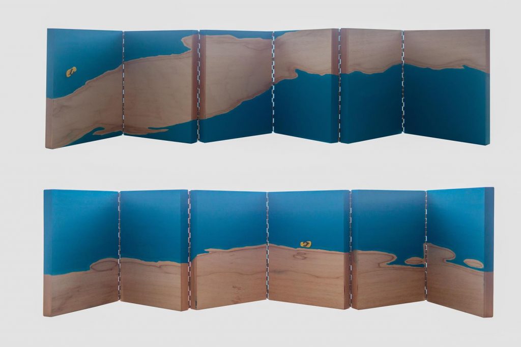 “Achados e Perdidos – Paisagens I”, 2014, tinta esmalte sobre madeira com dobradiças, 30 x 140 cm cada (díptico)