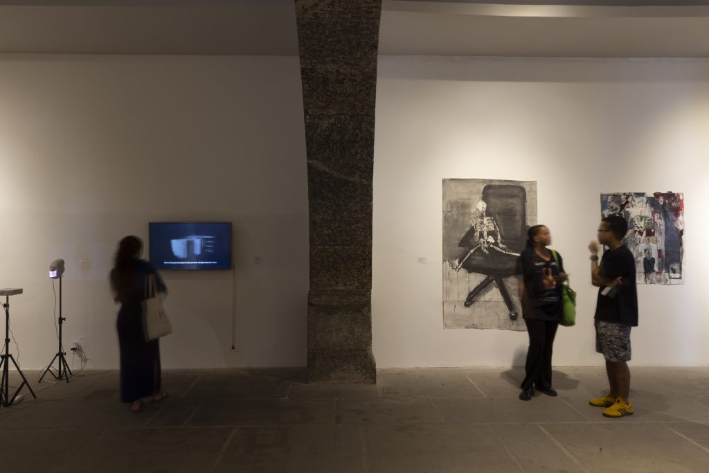 Vista de obras Ilê Sartuzi e Eduardo Berliner, exposição do acervo do Instituto PIPA, 2022, Paço Imperial