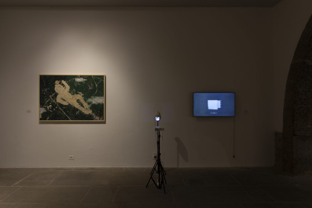 Vista de obras Ilê Sartuzi e Denilson Baniwa, exposição do acervo do Instituto PIPA, 2022, Paço Imperial