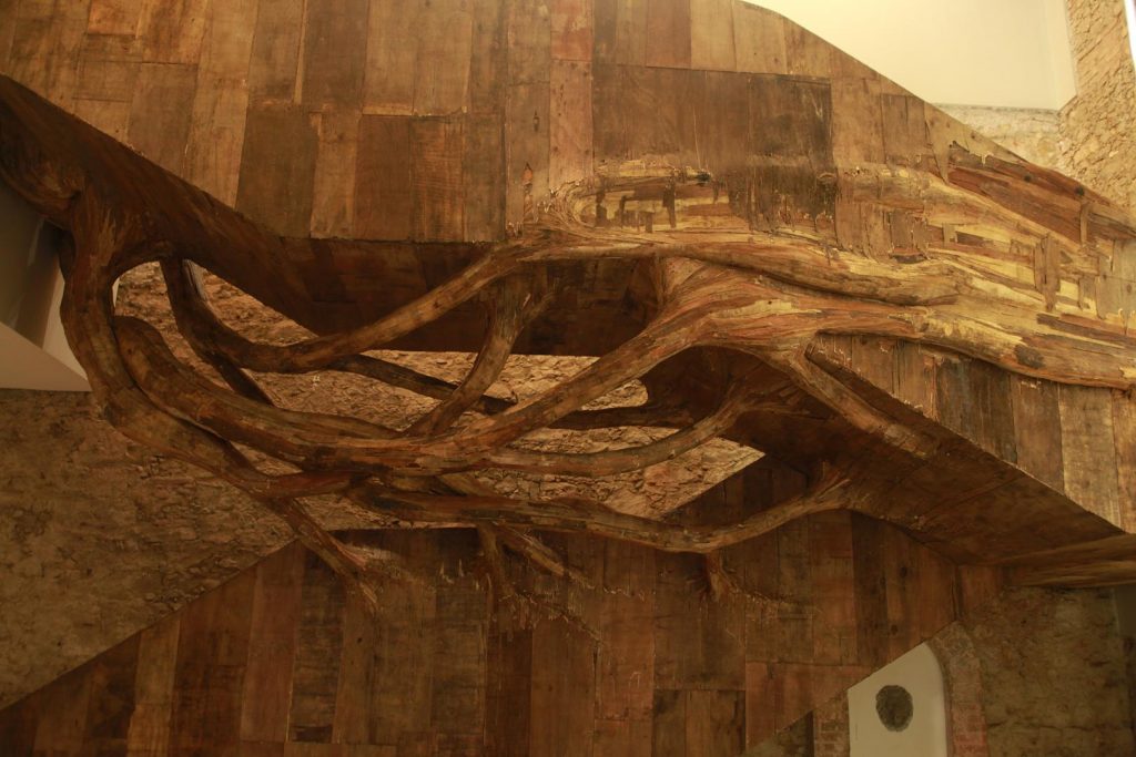 “Desnatureza 3”, 2018, madeira compensada, cola e papelão, 7.6 x 9 x 6 m