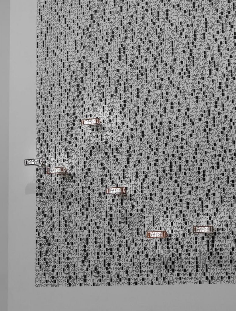 "Grifos de Saída", 2019, instalação, serigrafia sobre papel, quinze peças em corrosão química de cobre, cortes de acrílico, ímãs de neodímio, fiação elétrica, dimensões 158 cm x 80 cm x 10 cm